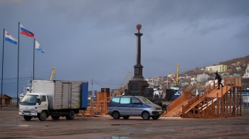 В центре краевой столицы началось оформление новогоднего городка