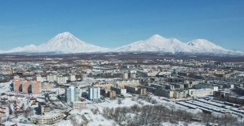 Глава города Константин Брызгин: Служба благоустройства приступила к весенней уборке детских площадок от мусора и песка