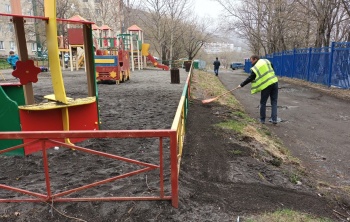 Подрядные организации готовят детские площадки к эксплуатации в летний период