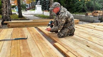 Городские лестницы укрывают деревянным настилом для безопасности передвижения жителей